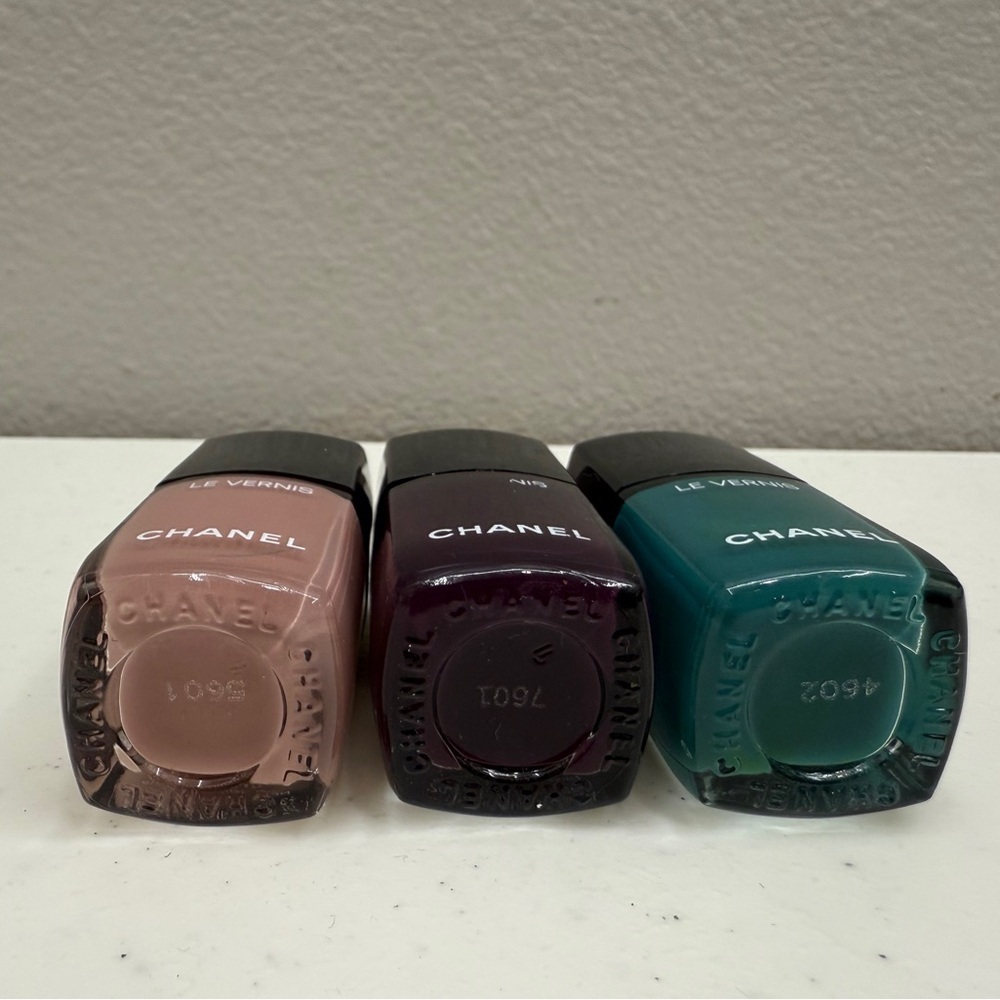 CHANEL Le Vernis Nail Polish Set - Nude, Dark Purple, Teal - Picture 3 of 5